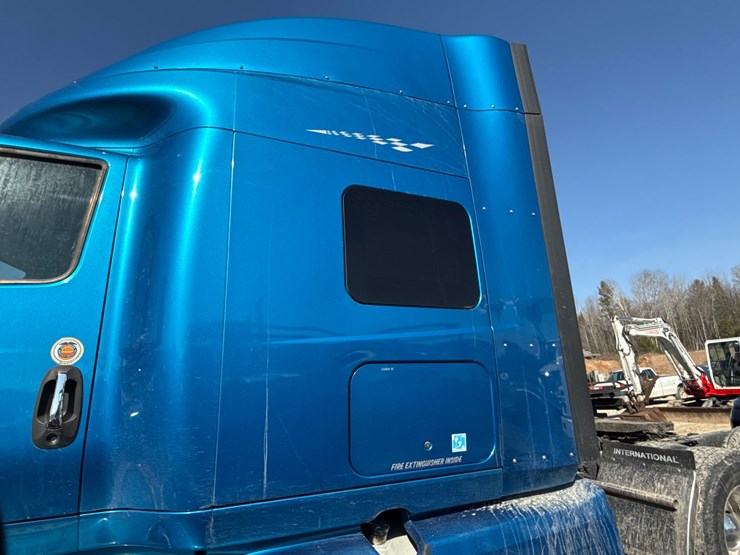 #2199-•-2020-international-a26-sleeper-cab-truck-tractor-image-17