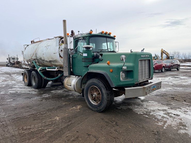 1999-mack-dm690-image-3