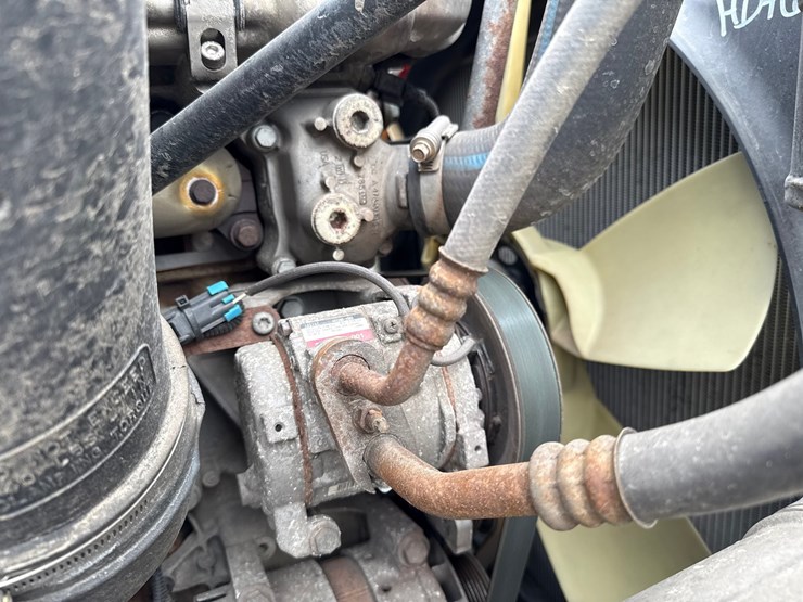 2016-massey-ferguson-8-image-24