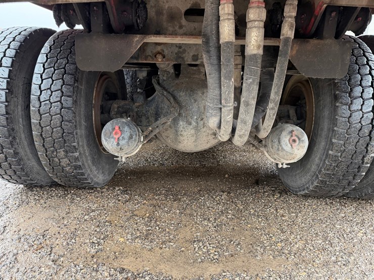 #1360-•-2019-peterbilt-pb520-side-load-garbage-truck-image-39