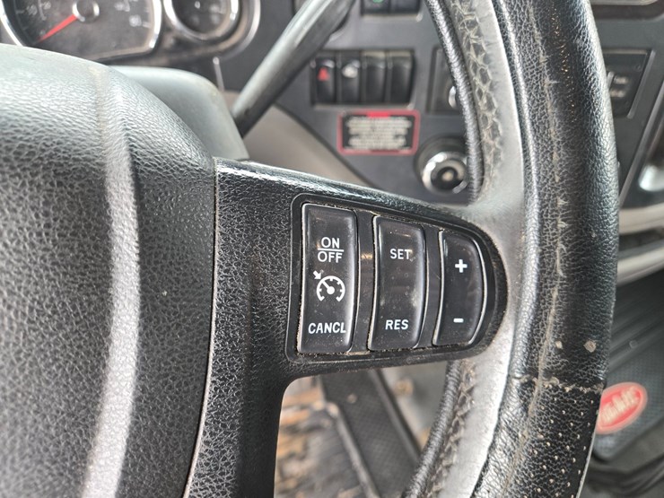 peterbilt-579-image-77