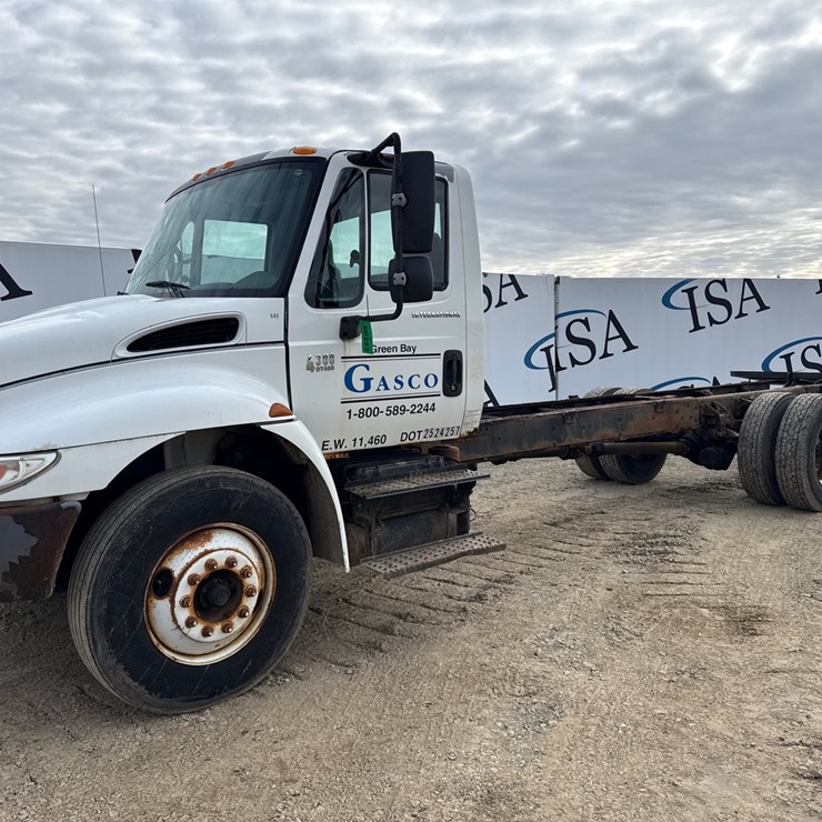 2002 INTERNATIONAL 4300 SBA