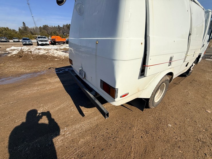 2002-isuzu-npr-image-25