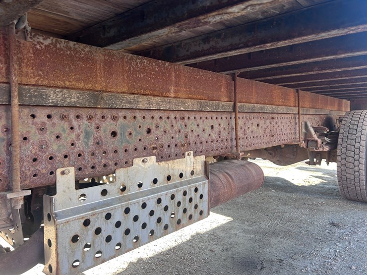 2013-isuzu-npr-image-29