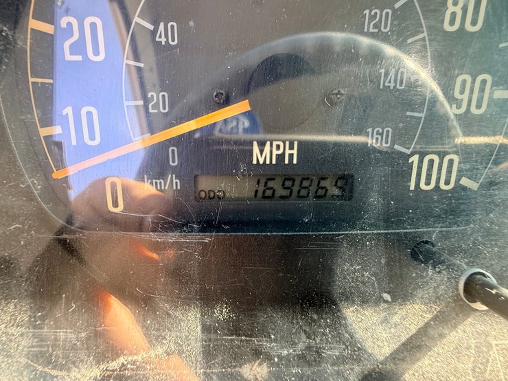 2004-isuzu-npr-image-42