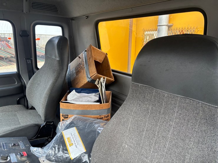 2005-gmc-t7500-image-29