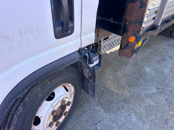 2012-isuzu-npr-image-11