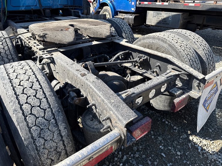 #2199-•-2020-international-a26-sleeper-cab-truck-tractor-image-25