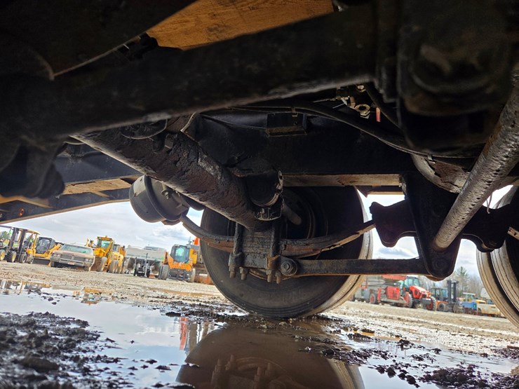 2013-massey-ferguson-8-image-30