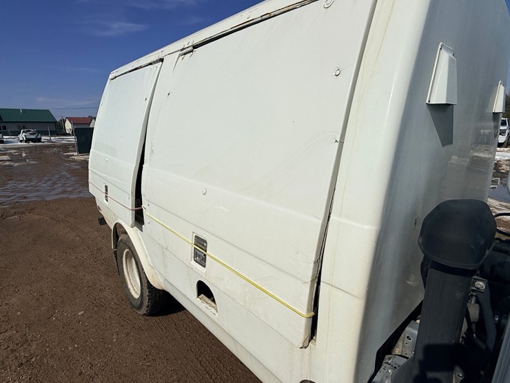 2002-isuzu-npr-image-17