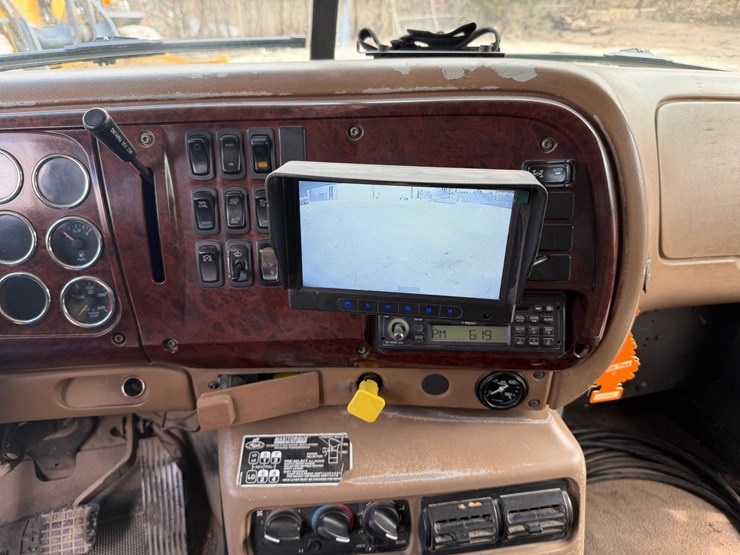 #1049-•-2005-mack-granite-tri-axle-dump-image-52