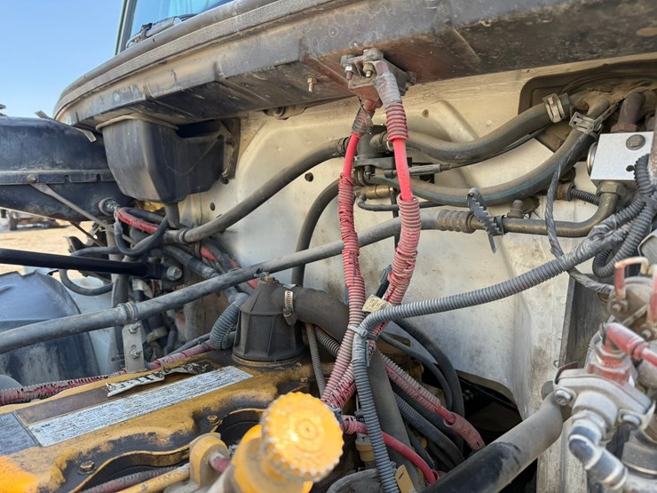 2002-freightliner-fl80-image-16