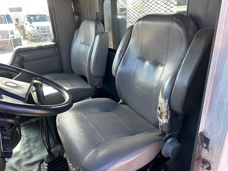 #1679-•-2004-kenworth-flatbed-truck-image-31