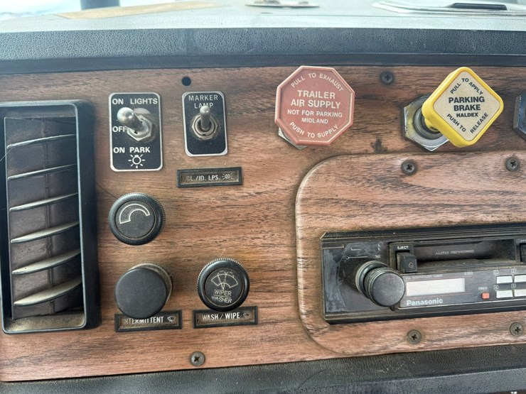 #1117-•-volvo-whitegmc-day-cab-truck-tractor-image-67