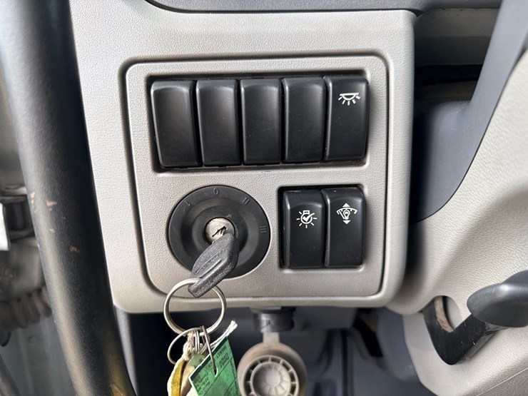 2016-massey-ferguson-8-image-77