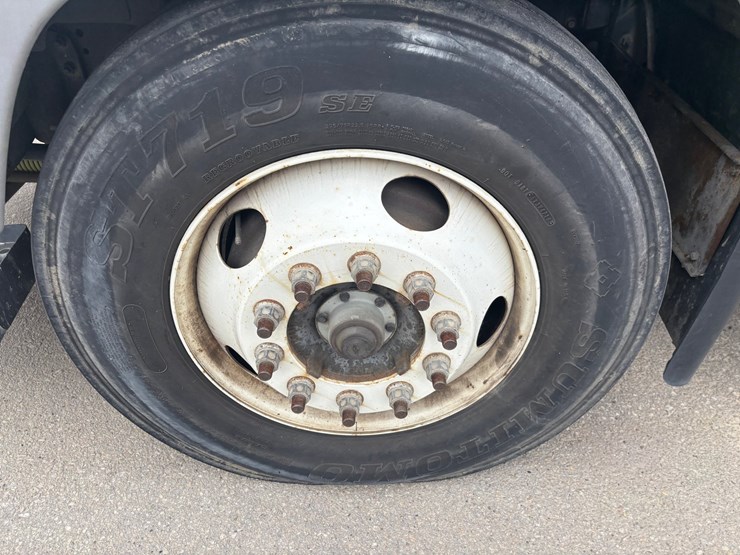 2005-gmc-t7500-image-111