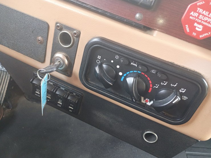 2012-massey-ferguson-8-image-53