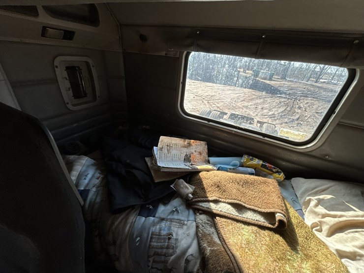 2005-peterbilt-379-image-66