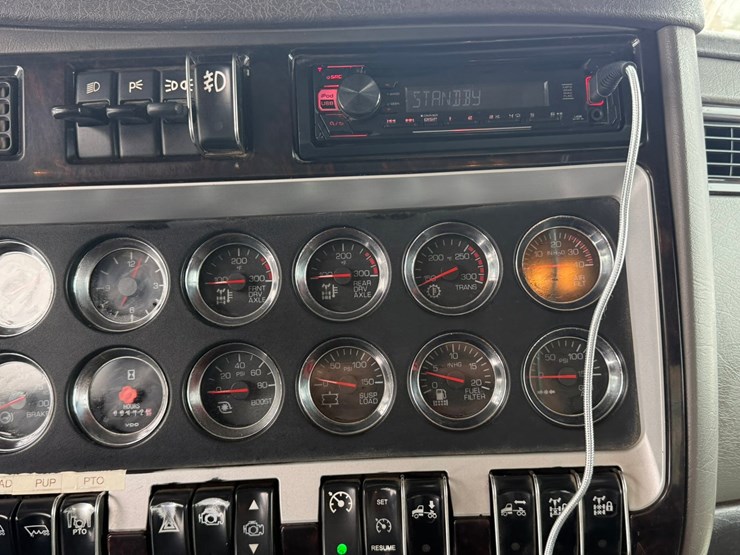 2011-kenworth-t800-image-62