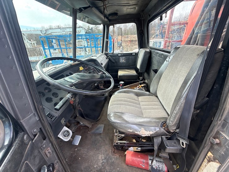 1990-massey-ferguson-8-image-68