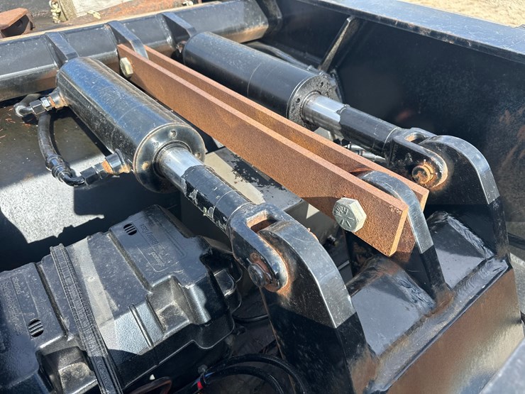 2010-massey-ferguson-8-image-17