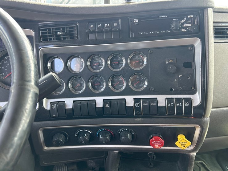 2017-kenworth-t660-image-60