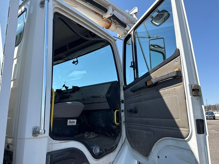 2002-freightliner-fl80-image-47