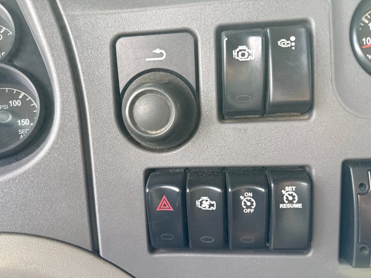 2016-massey-ferguson-8-image-76