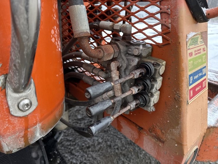 2016-massey-ferguson-8-image-34