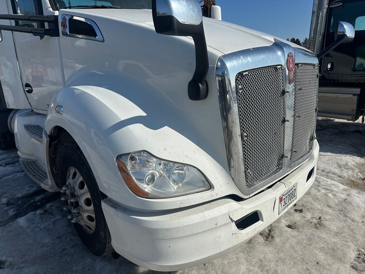 2017-kenworth-t680-image-11