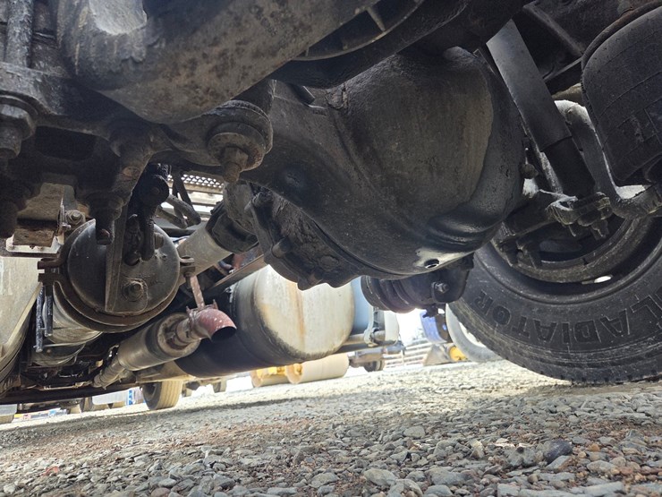 2007-peterbilt-579-image-35