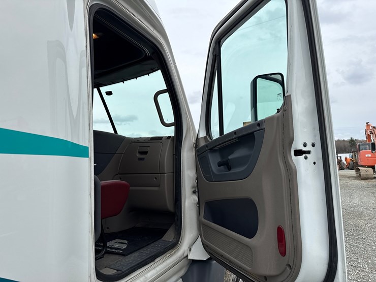 2016-massey-ferguson-8-image-52