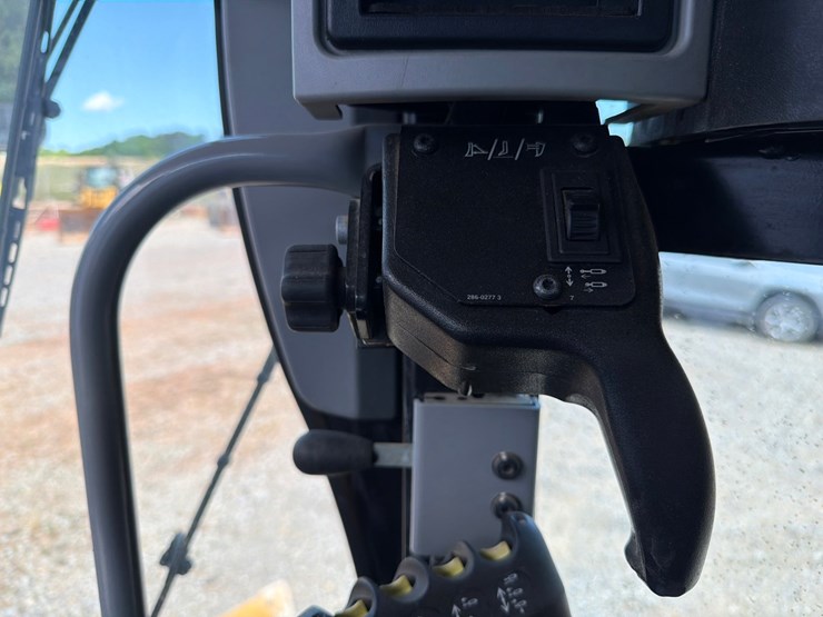 2018-caterpillar-12m3-image-51