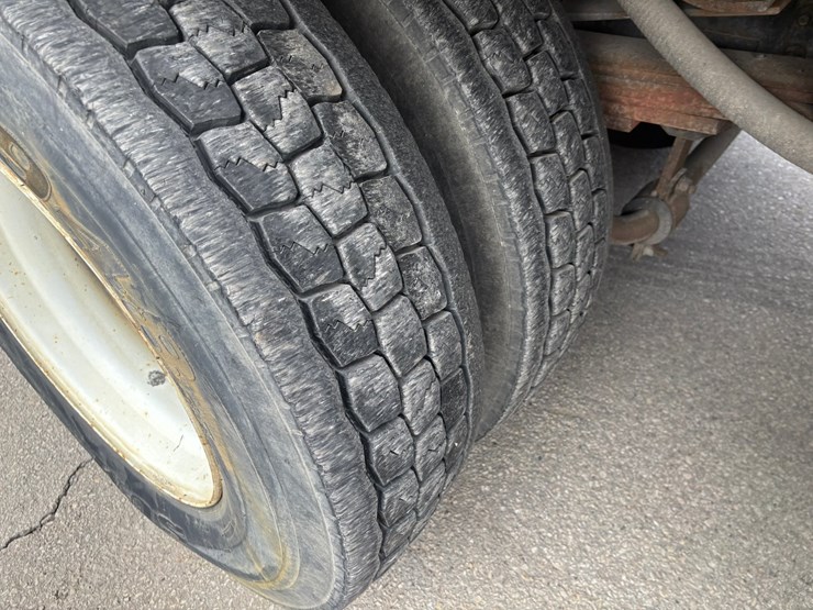 2005-gmc-t7500-image-110