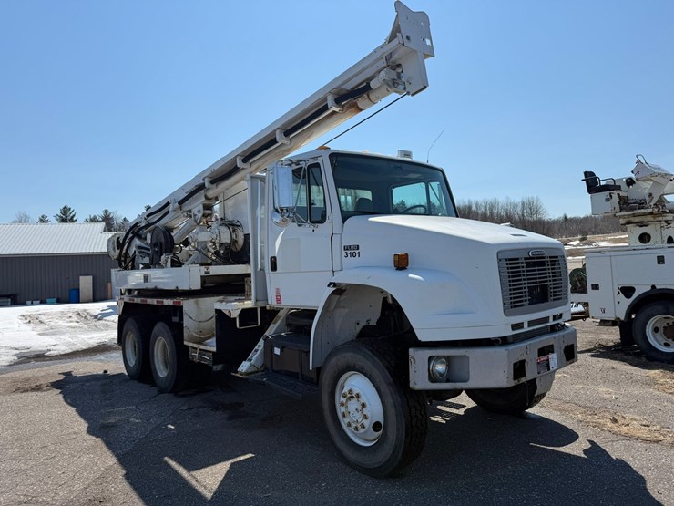 2002-freightliner-fl80-image-7