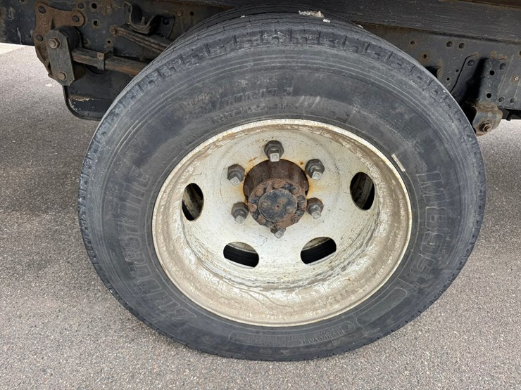 2019-isuzu-nrr-image-53