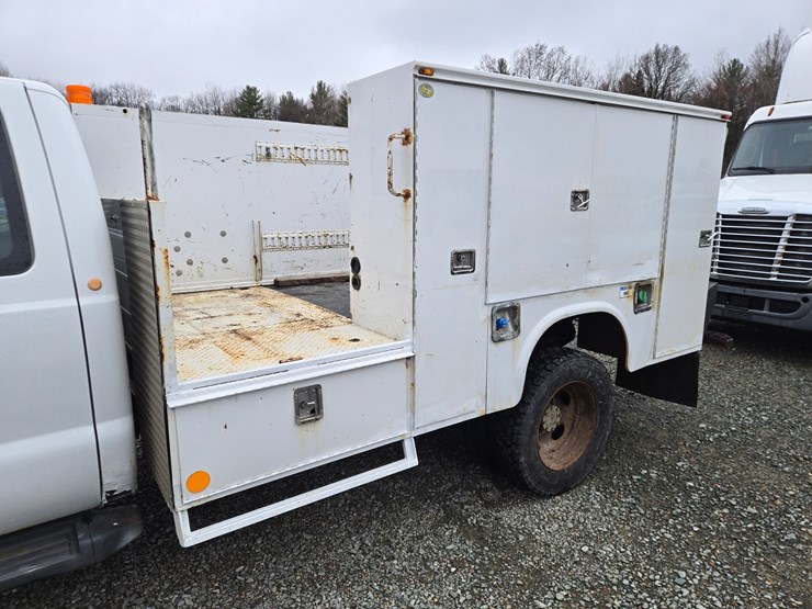 2011-ford-f550-image-17