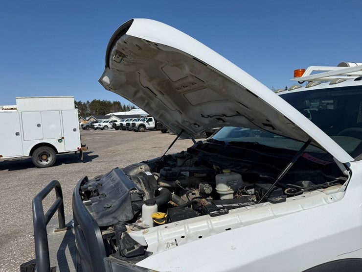 #1064-•-2015-ram-5500-heavy-duty-service-truck-image-32