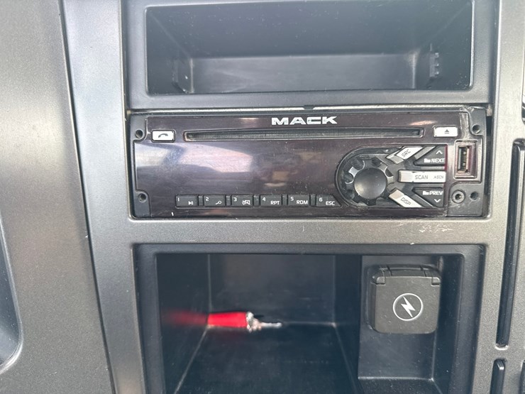 2019-massey-ferguson-8-image-56