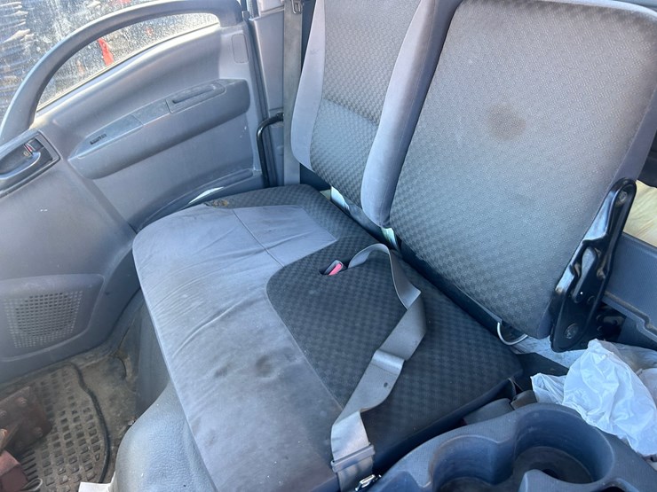 2013-isuzu-npr-image-47