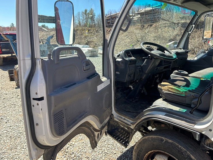 2005-isuzu-nqr-image-48