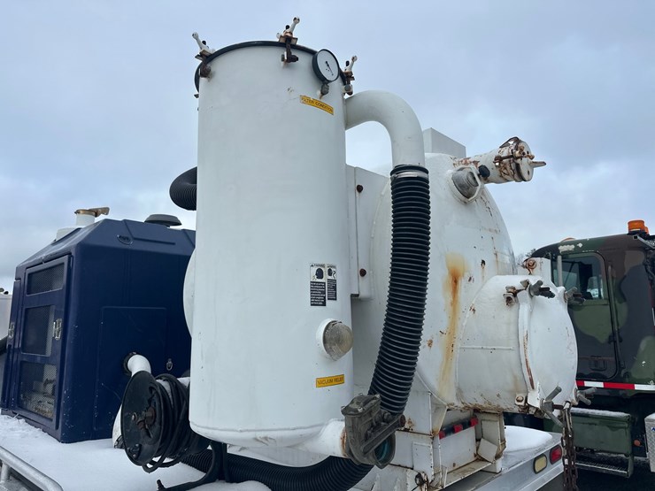 2012-massey-ferguson-8-image-22