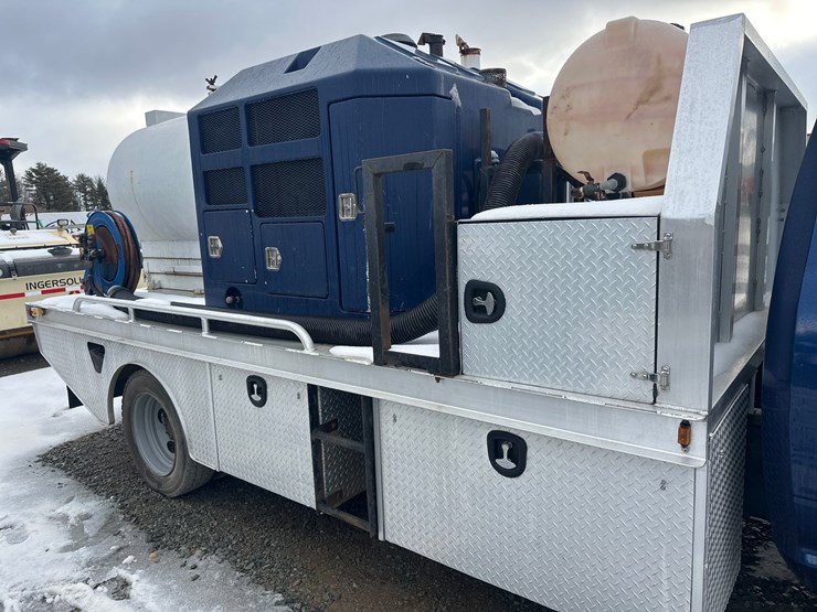 2012-massey-ferguson-8-image-29