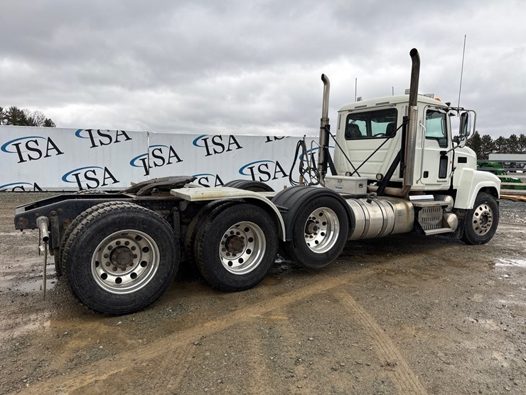 2014-massey-ferguson-8-image-5