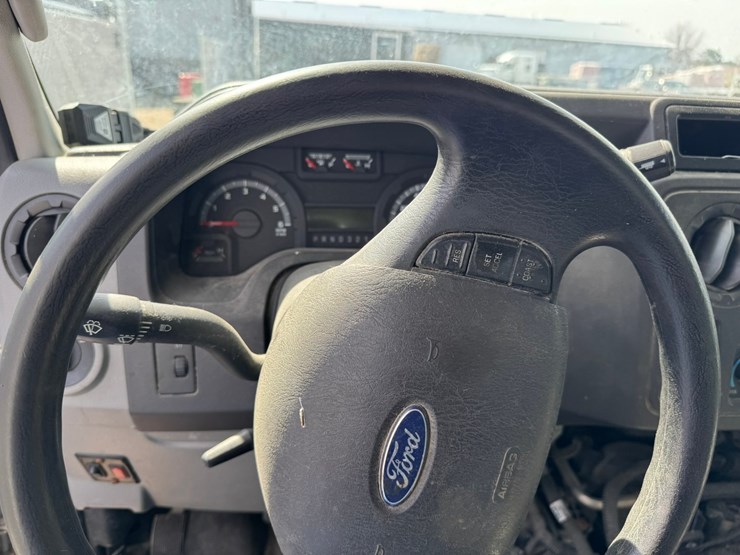 2010-ford-e350-image-34