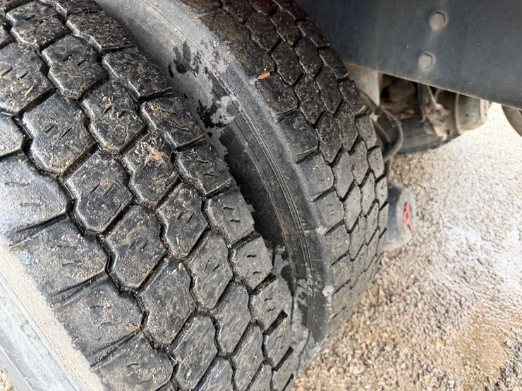 #1360-•-2019-peterbilt-pb520-side-load-garbage-truck-image-78