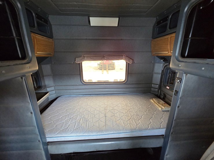 2002-peterbilt-379-image-64