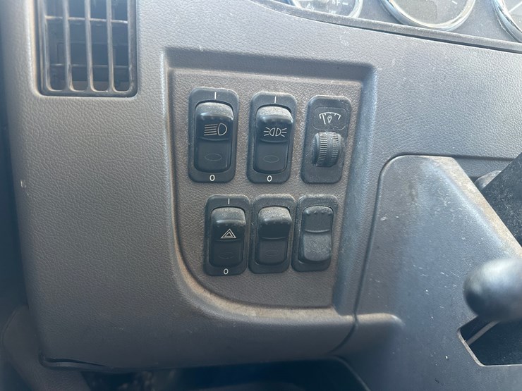 2015-peterbilt-337-image-29