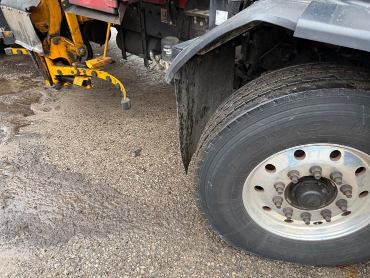 #1360-•-2019-peterbilt-pb520-side-load-garbage-truck-image-21