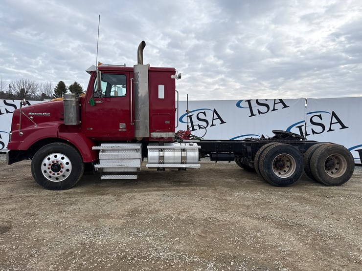 2012-massey-ferguson-8-image-2